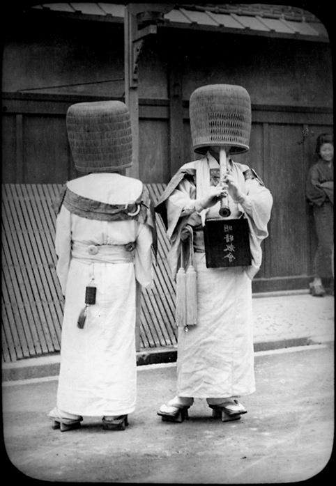 Figure 1: The <I>komusō</I> wore special woven basket-like headgear, (<I>tengai</I>).