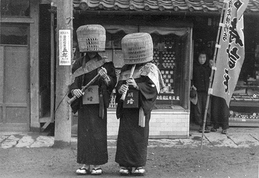 Figure 10: One can still see <I>shakuhachi</I>-playing "monks" dressed in full <I>komusō</I> gear on the streets and temples of Japan.