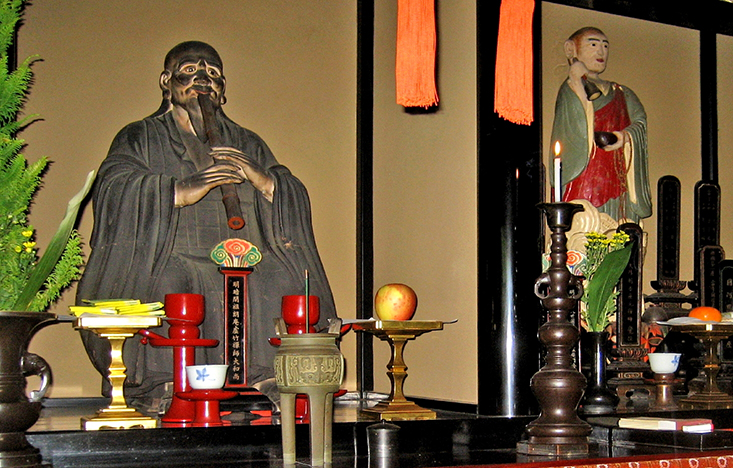 Figure 7: a small painted statue of Fuke still resides next to that of Kyochiku on the altar at Myoan-ji.